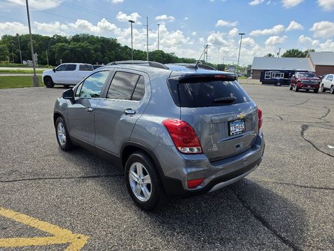 Used 2019 Chevrolet Trax LT w/ LT Convenience Package FWD image 3