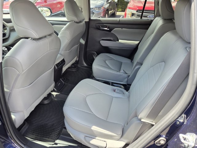 Used 2022 Toyota Highlander XLE AWD/4WD image 11