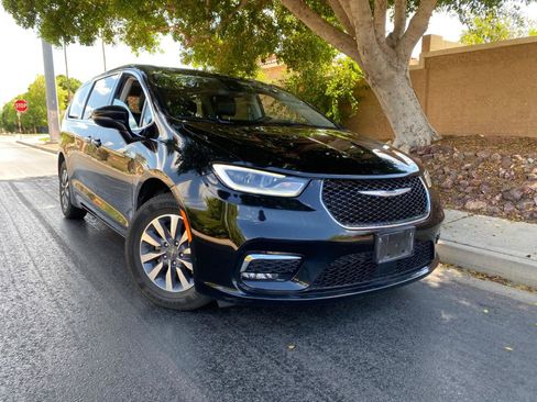 Used 2024 Chrysler Pacifica Limited FWD image 4