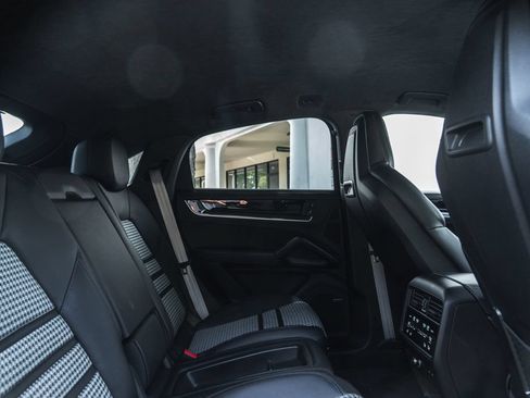 Used 2024 Porsche Cayenne S AWD/4WD image 22