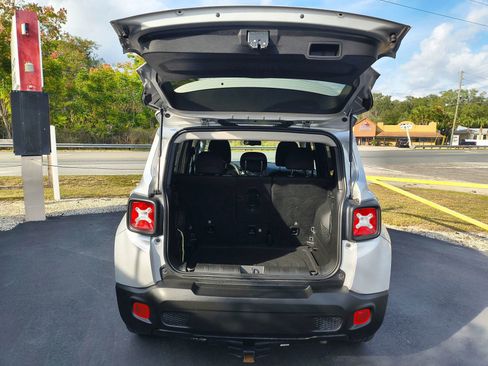 Used 2019 Jeep Renegade Latitude w/ Popular Equipment Group image 10