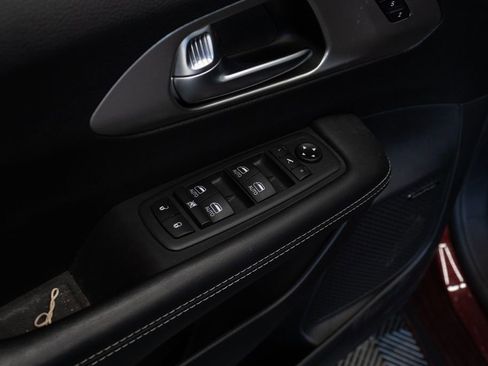 Used 2021 Chrysler Pacifica Limited w/ Uconnect Theater Family Group FWD image 17