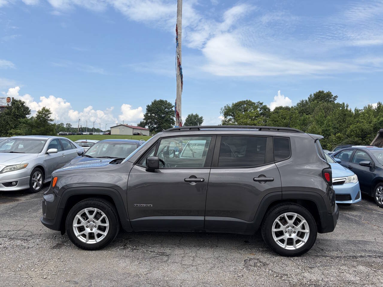 Used 2019 Jeep Renegade Latitude FWD image 3