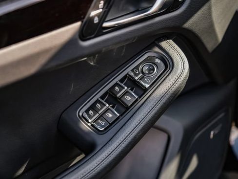 Used 2025 Porsche Macan AWD/4WD image 53