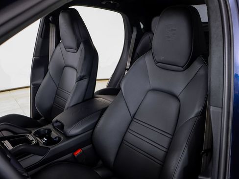 Certified 2026 Porsche Cayenne GTS w/ Technology Package AWD/4WD image 15