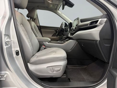 Used 2022 Toyota Highlander XLE FWD image 12