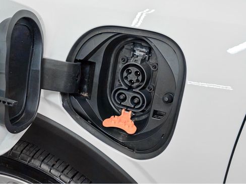 Used 2023 Chevrolet Bolt EUV LT w/ Comfort Package FWD image 5