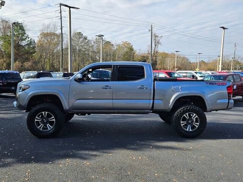 Used 2017 Toyota Tacoma TRD Sport image 5