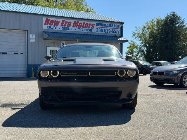 Used 2016 Dodge Challenger SXT RWD image 2