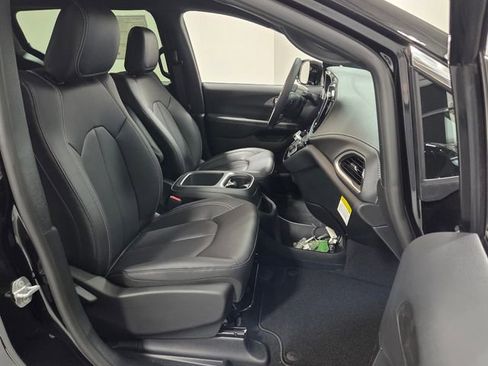 New 2026 Chrysler Pacifica Select image 16
