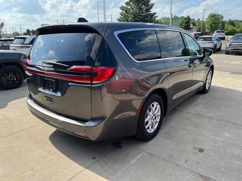 Used 2023 Chrysler Pacifica Touring-L FWD image 6