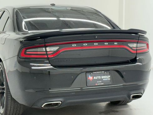 Used 2018 Dodge Charger SXT w/ Blacktop Package image 13