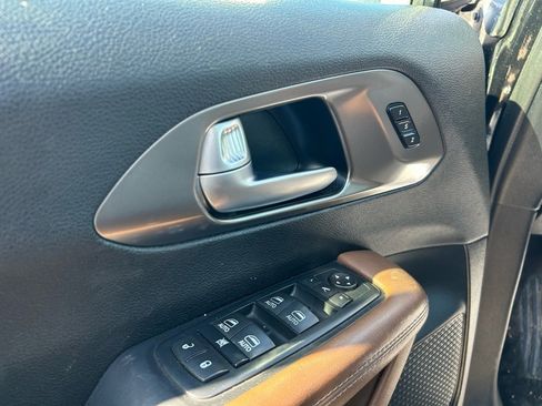 Used 2017 Chrysler Pacifica Limited w/ Advanced Safetytec Group image 12