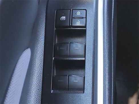 Used 2021 Toyota Highlander LE image 22