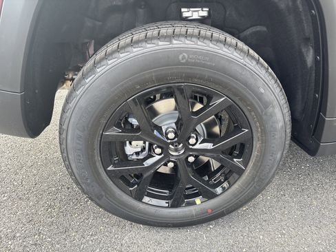 New 2025 Jeep Grand Cherokee Altitude image 7