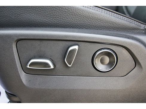 Used 2025 GMC Yukon Denali AWD/4WD image 30