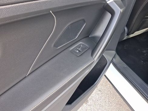 Used 2022 Volkswagen Tiguan SE w/ Panoramic Sunroof Package FWD image 12