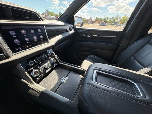 Used 2021 GMC Yukon XL Denali w/ Denali Premium Package AWD/4WD image 31