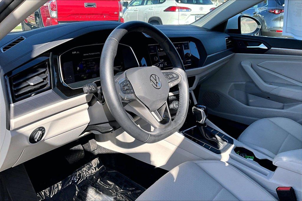 Used 2024 Volkswagen Jetta SE w/ Panoramic Sunroof Package FWD image 9