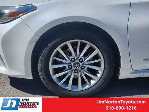 Used 2018 Toyota Avalon Limited image 13