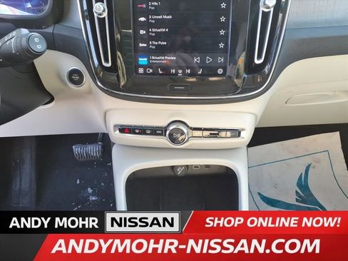 Used 2023 Volvo XC40 B5 Plus image 17