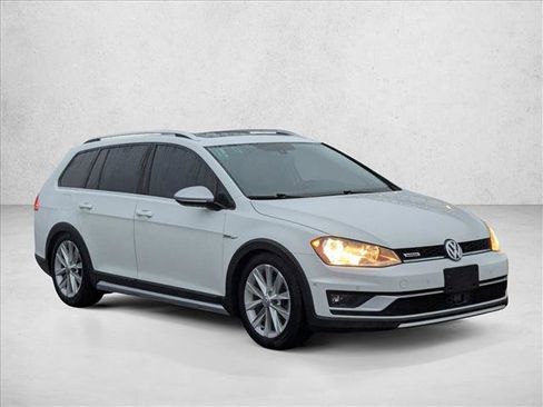 Used 2017 Volkswagen Golf S image 3