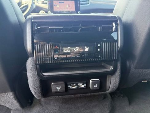 Used 2024 Jeep Wagoneer Base w/ Convenience Group I image 27