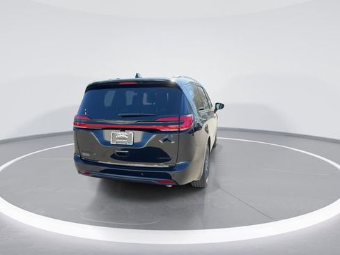 New 2026 Chrysler Pacifica Limited image 7