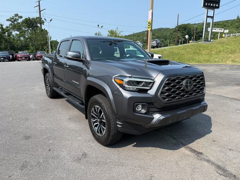 Used 2022 Toyota Tacoma TRD Sport AWD/4WD image 7