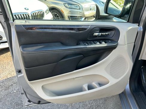 Used 2014 Chrysler Town & Country Touring-L w/ Driver Convenience Group image 11