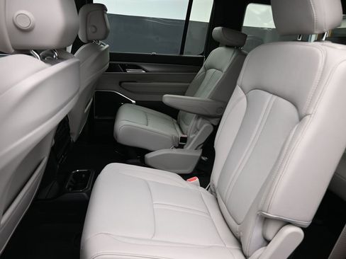 New 2025 Jeep Wagoneer Series II w/ Convenience Group I image 12