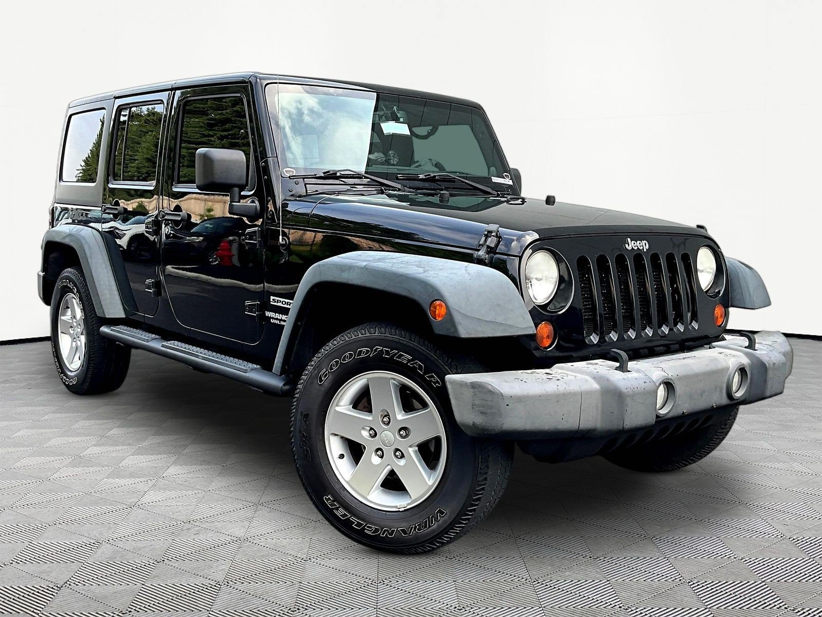 Used 2013 Jeep Wrangler Unlimited Sport AWD/4WD image 3
