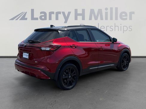 Used 2023 Nissan Kicks SR w/ SR Premium Package FWD image 5