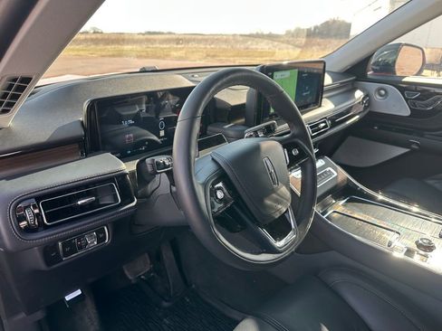 Used 2025 Lincoln Aviator Reserve w/ Equipment Group 201A image 12