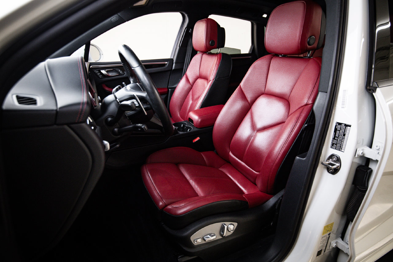 Certified 2024 Porsche Macan AWD/4WD image 5