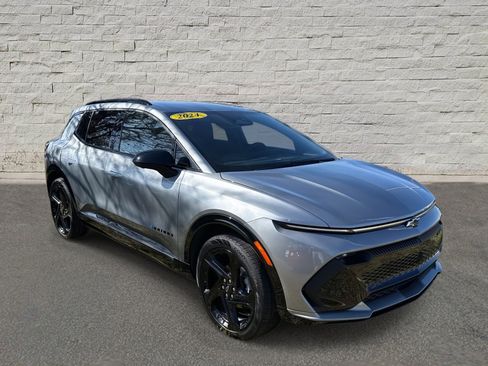 Used 2024 Chevrolet Equinox EV RS image 3