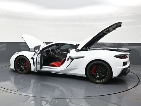 Used 2025 Chevrolet Corvette Z06 image 32