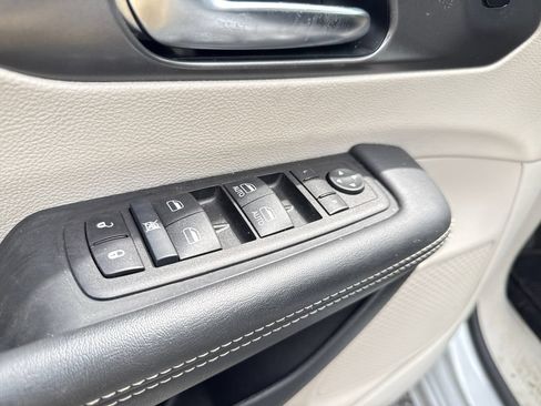 Used 2024 Chrysler Pacifica Touring-L FWD image 9