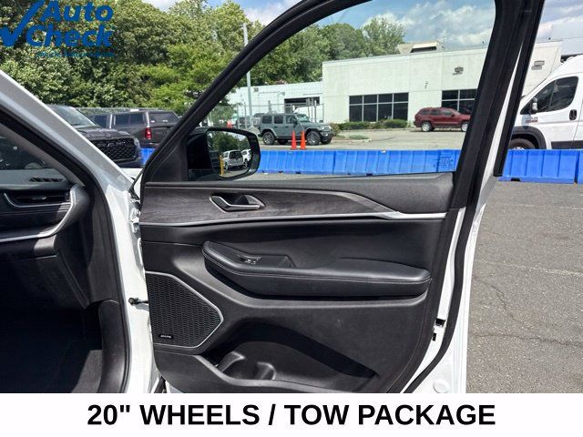 Used 2023 Jeep Grand Cherokee Limited w/ Trailer Tow Prep Group (B) AWD/4WD image 31