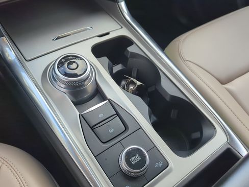 Used 2022 Ford Explorer XLT w/ Equipment Group 202A image 24