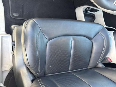 Used 2024 Chrysler Pacifica Touring-L image 9