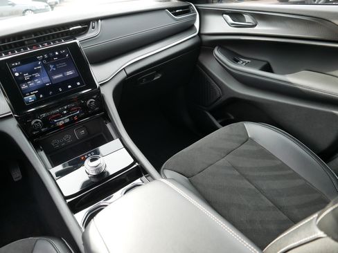 Used 2023 Jeep Grand Cherokee L Laredo image 11