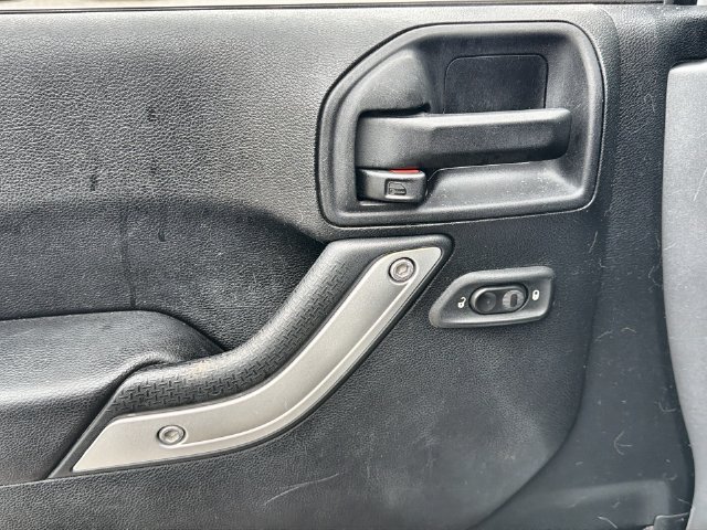Used 2016 Jeep Wrangler Unlimited Rubicon w/ Connectivity Group AWD/4WD image 13