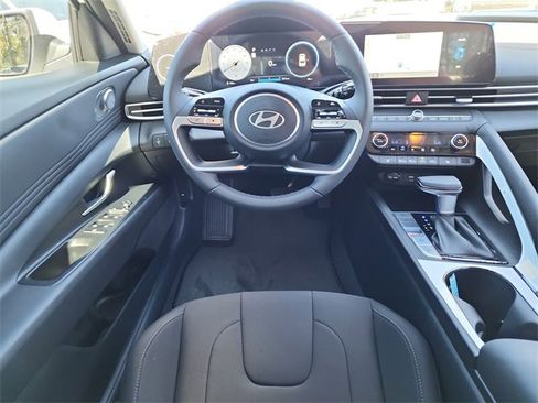 New 2025 Hyundai Elantra SEL image 11