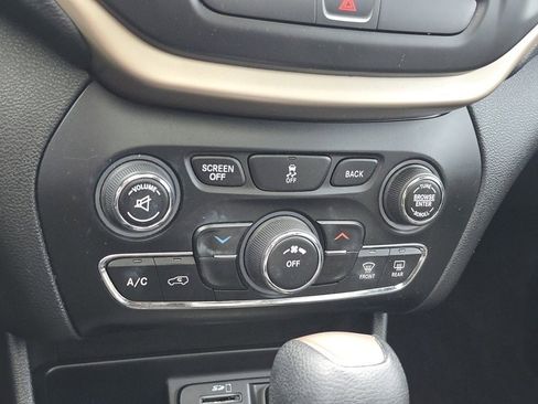 Used 2017 Jeep Cherokee Latitude w/ Cold Weather Group image 33