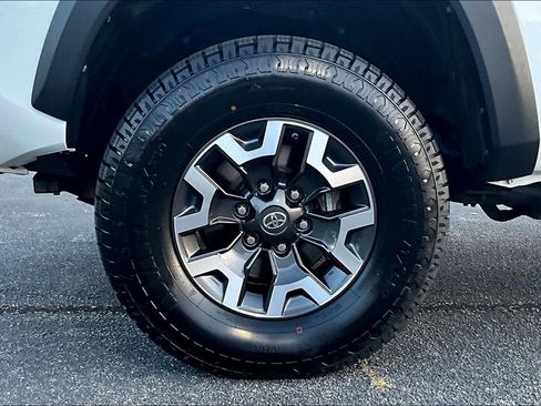 Used 2019 Toyota Tacoma TRD Off-Road image 9