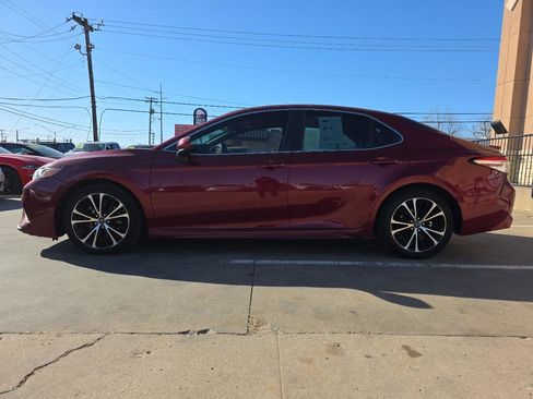Used 2018 Toyota Camry SE w/ Moonroof Package image 8