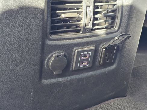 Used 2024 Nissan Titan SV w/ SV Convenience Package image 25