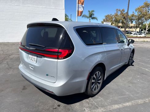 Used 2024 Chrysler Pacifica Limited FWD image 14