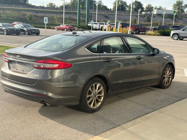 Used 2017 Ford Fusion SE w/ Fusion SE Technology Package FWD image 3